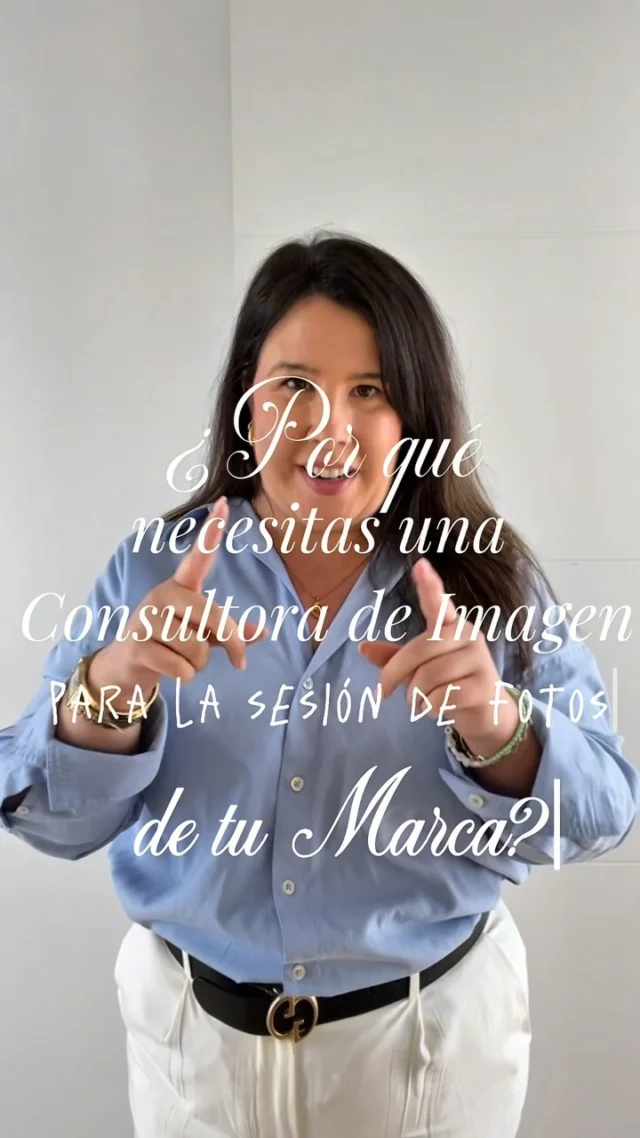 El otro día vi la nueva foto de perfil de una mujer con mucha experiencia.
Una profesional brillante, de unos 40 años… pero en esa imagen, parecía que tenía al menos 10 más.

Y no, no es solo cuestión de edad.
Es lo que transmite tu imagen cuando no está bien pensada.

Llevaba un look muy clásico: chaqueta tweet, camisa cerrada, cero colores opacos…
Demasiado serio. Sin frescura. Sin intención.
Y eso, a nivel de marca personal, puede jugar muy en contra.

💬 Porque cuando haces una sesión de fotos, no se trata de ponerte el primer traje  de Massimo Dutti que tengas en el armario.
Es algo más profundo: es estrategia, es estilo, es contar quién eres tú y lo que representa tu marca.

Yo te puedo ayudar con eso:
✅ Revisión de tu imagen actual
✅ Creación de una imagen coherente con tu marca
✅ Acompañamiento en todo el proceso: desde el look hasta la sesión

Y si estás preparando tu sesión y no sabes por dónde empezar, escríbeme o hacemos una videollamada. ¡Será un placer ayudarte!

PD: La camisa que llevo en el vídeo no estaba TAN arrugada como parece 😂

👀 ¿Tú también sientes que tu imagen ya no refleja lo que eres hoy? Te leo.

¿Preparando tu sesión de fotos? Hagámoslo juntas. Escríbeme por DM o ve al link de mi bio.

#ConsultoraDeImagen #MarcaPersonalFemenina #ImagenConEstilo #FotografíaConPropósito #EmprendedorasConEstilo